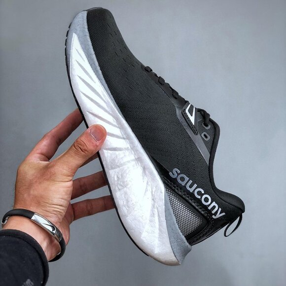 Saucony Triumph 22 Black Sports Jogging Shoes main image 6